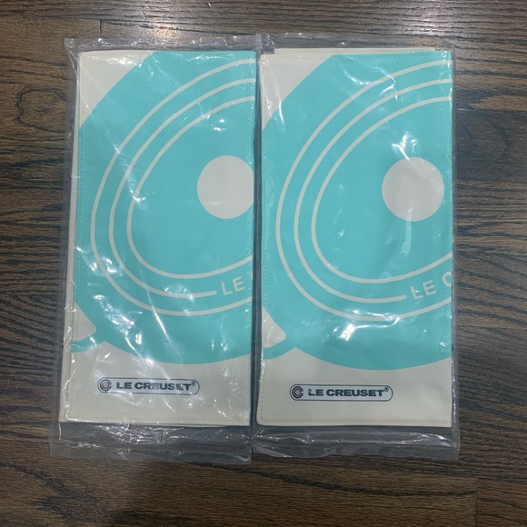 New Le Creuset Cool Mint Placemat or Utensil Storage Wrap Set of 2 - Picture 2 of 4